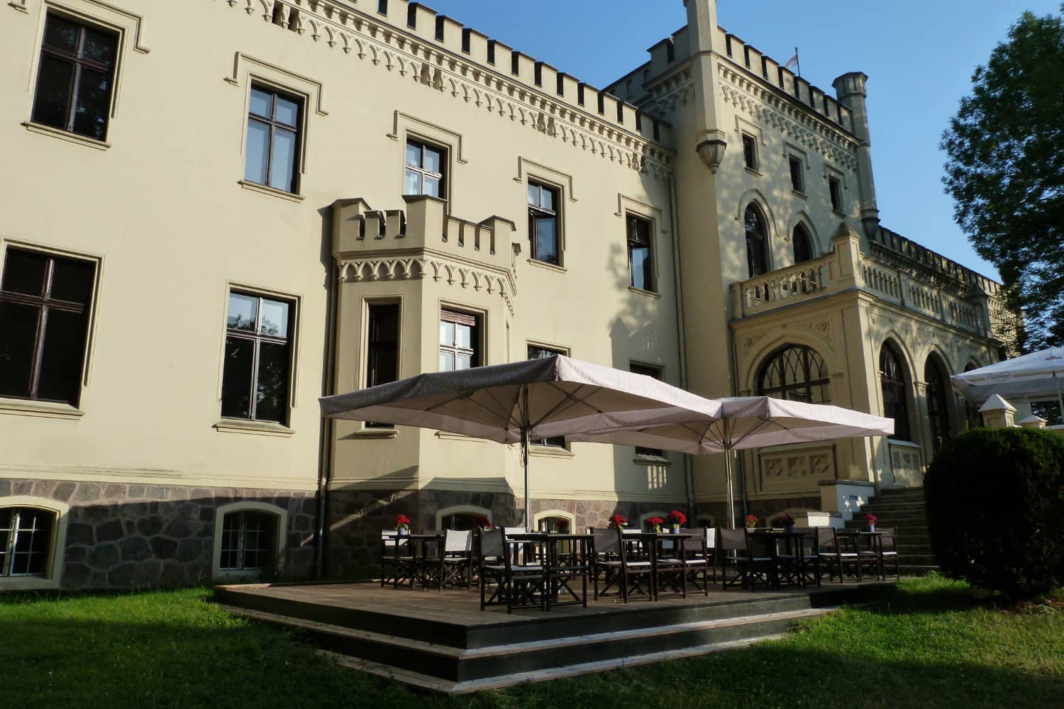 Sommerterrasse Hotel Schloss Reichenow Garten